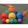 Lehké míčky k rozvoji smyslového vnímání. Díky jejich výstupkům a materiálu jsou snadnější k házení a chytání. Míčky jsou lehké a tak jsou bezpečné k různým dětským hrám. Slomo Ball se může využít i jako masážní míček.