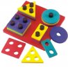 Děti si s pomocí navlékací hry osvojí geometrické tvary a barvy. Vaši nejmenší procvičují koordinaci s barevným a tvarovým rozlišením. Děti si rozvíjí motoriku i orientaci v tvarech. Jednotlivé obrázce jsou různě barevné. Navlékačka obsahuje základní desku, 20 geometrických tvarů a 10 válečků.